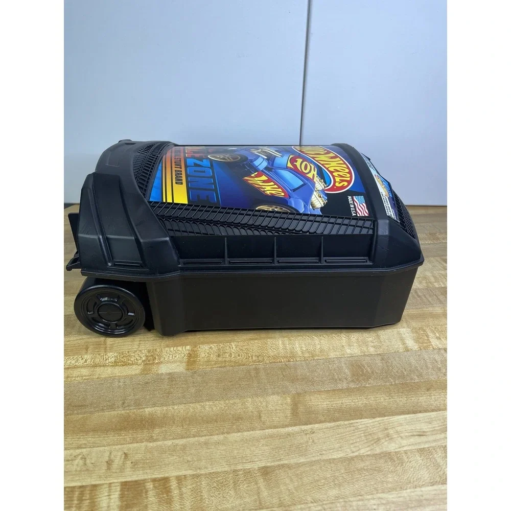 HOT WHEELS WHEELED STORAGE CARRY CASE He's missing‎ a tire